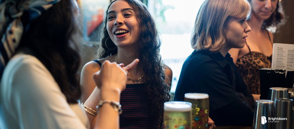 aprender inglés en Londres Los pubs londinenses son parte de la experiencia cultural y un lugar ideal para practicar inglés con amigos internacionales.