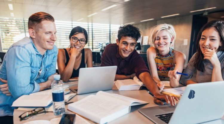 Cuánto dinero debes tener en el banco para estudiar en el exterior