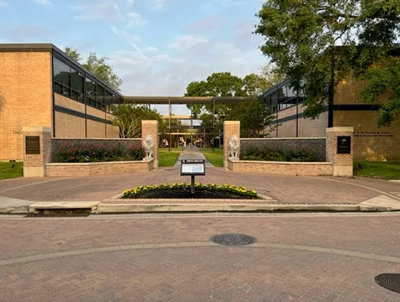entrada principal al campus