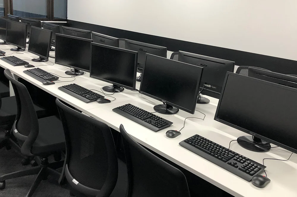 zona de computacion de la escuela