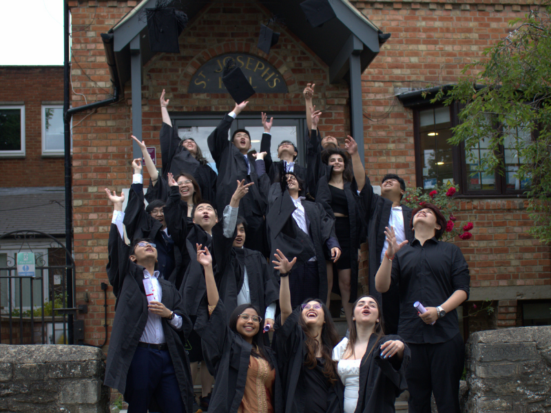 estudiantes graduándose