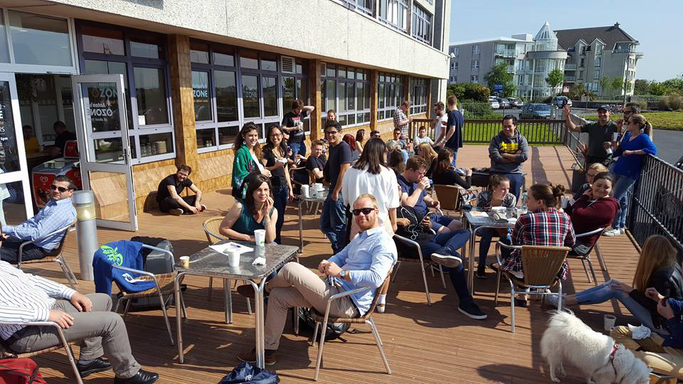 estudiantes en la terraza