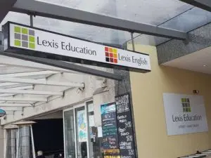 entrada a la escuela