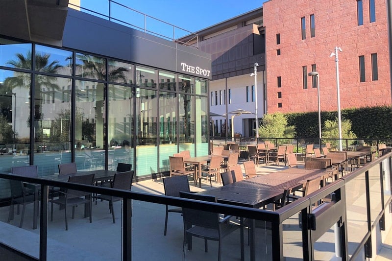 terraza de la cafeteria en la escuela