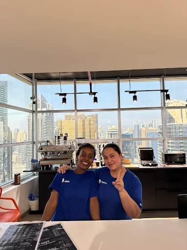 estudiantes en salon de clase con vista a dubai