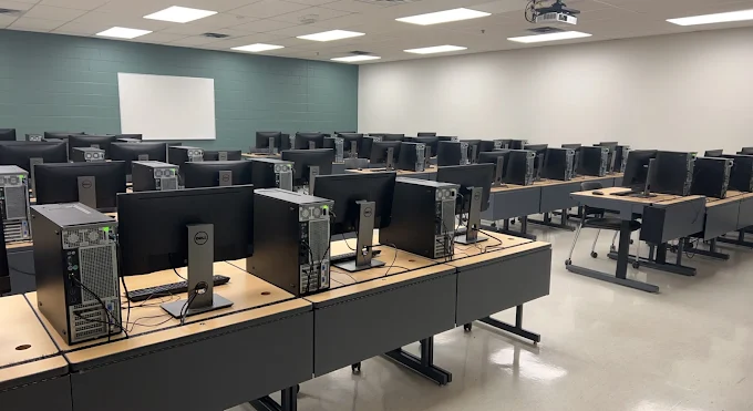 zona de computacion de la escuela
