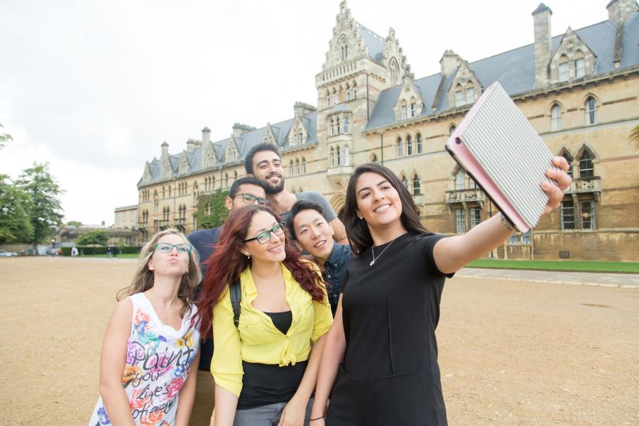 estudiantes tomandose una foto en la universidad de oxford