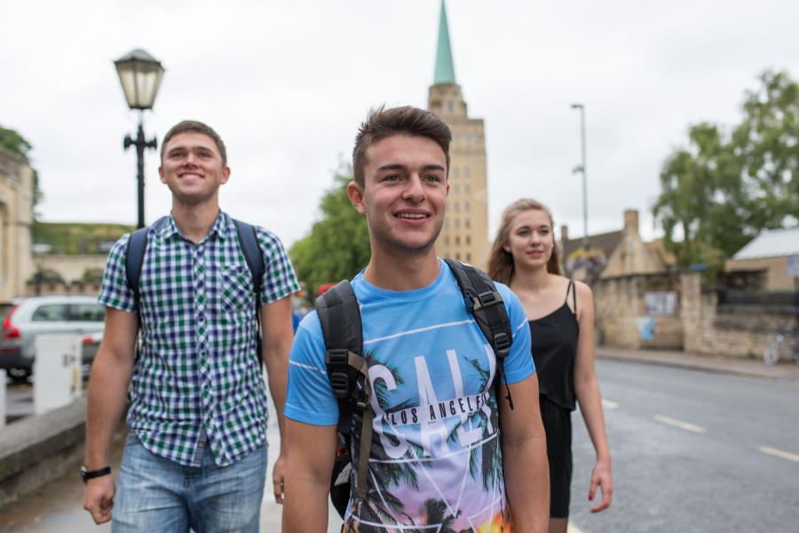 estudiantes en la ciudad de oxford