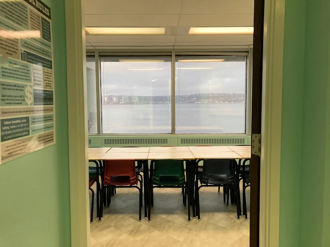 salon de clase con vista